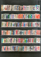 Timbres du monde entier, 2000 timbres différents, utilisés sur des peintures d'oiseaux, d'animaux, de l'espace, de scouts, de papillons et de locomotives.