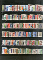 Timbres du monde entier, 2000 timbres différents, utilisés sur des peintures d'oiseaux, d'animaux, de l'espace, de scouts, de papillons et de locomotives.