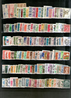 Timbres du monde entier, 2000 timbres différents, utilisés sur des peintures d'oiseaux, d'animaux, de l'espace, de scouts, de papillons et de locomotives.