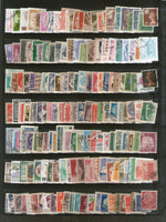 Timbres du monde entier, 2000 timbres différents, utilisés sur des peintures d'oiseaux, d'animaux, de l'espace, de scouts, de papillons et de locomotives.