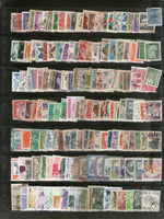 Timbres du monde entier, 2000 timbres différents, utilisés sur des peintures d'oiseaux, d'animaux, de l'espace, de scouts, de papillons et de locomotives.