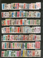 Timbres du monde entier, 2000 timbres différents, utilisés sur des peintures d'oiseaux, d'animaux, de l'espace, de scouts, de papillons et de locomotives.
