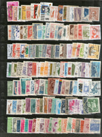 Timbres du monde entier, 2000 timbres différents, utilisés sur des peintures d'oiseaux, d'animaux, de l'espace, de scouts, de papillons et de locomotives.