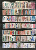 Timbres du monde entier, 2000 timbres différents, utilisés sur des peintures d'oiseaux, d'animaux, de l'espace, de scouts, de papillons et de locomotives.