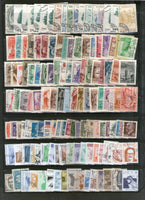 Timbres du monde entier, 2000 timbres différents, utilisés sur des peintures d'oiseaux, d'animaux, de l'espace, de scouts, de papillons et de locomotives.