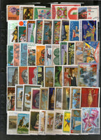 Timbres du monde entier, 2000 timbres différents, utilisés sur des peintures d'oiseaux, d'animaux, de l'espace, de scouts, de papillons et de locomotives.