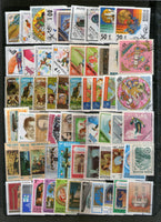 Timbres du monde entier, 2000 timbres différents, utilisés sur des peintures d'oiseaux, d'animaux, de l'espace, de scouts, de papillons et de locomotives.