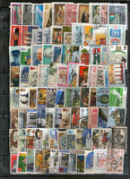 Timbres du monde entier, 2000 timbres différents, utilisés sur des peintures d'oiseaux, d'animaux, de l'espace, de scouts, de papillons et de locomotives.