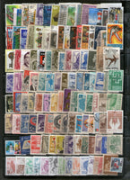 Timbres du monde entier, 2000 timbres différents, utilisés sur des peintures d'oiseaux, d'animaux, de l'espace, de scouts, de papillons et de locomotives.