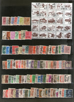 Timbres du monde entier, 2000 timbres différents, utilisés sur des peintures d'oiseaux, d'animaux, de l'espace, de scouts, de papillons et de locomotives.