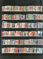 Timbres du monde entier, 2000 timbres différents, utilisés sur des peintures d'oiseaux, d'animaux, de l'espace, de scouts, de papillons et de locomotives.