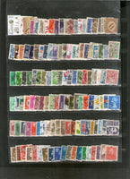 Timbres du monde entier, 2000 timbres différents, utilisés sur des peintures d'oiseaux, d'animaux, de l'espace, de scouts, de papillons et de locomotives.